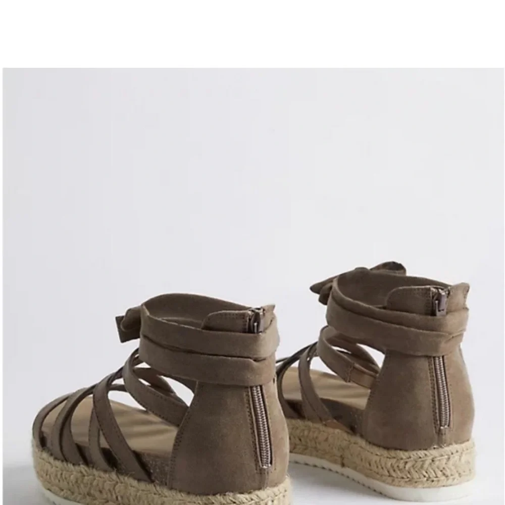NWT& box 4S STRAPPY FLATFORM SANDAL - FAUX SUEDE TAUPE size 10